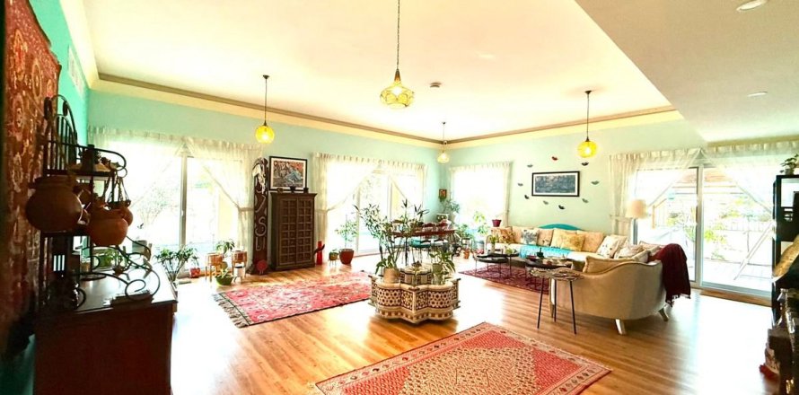 Villa in Dubai 5 bedrooms, 522 sq.m. № 118538