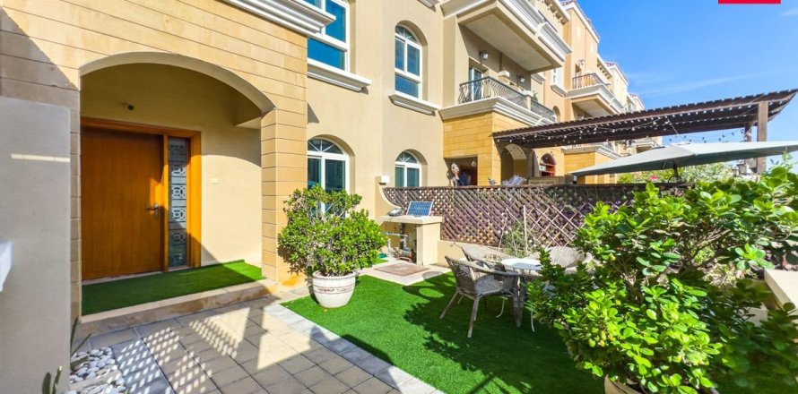 Villa in Dubai 3 bedrooms, 306.6 sq.m. № 72144