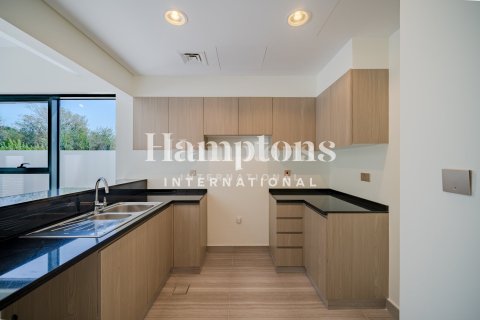 Снять в аренду таунхаус в DAMAC Hills (Akoya by DAMAC), Дубай: 4 спальни, 261.05743000м², № 77583 - фото 1