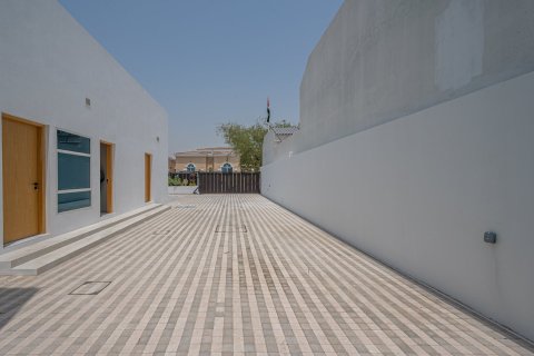 Villa in Dubai 4 bedrooms, 1505.77 sq.m. № 133998 - photo 2