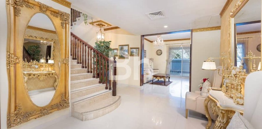 Villa in Falcon City of Wonders, Dubai 5 bedrooms, 814 sq.m. № 5025
