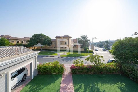 Villa in Falcon City of Wonders, Dubai 5 bedrooms, 814 sq.m. № 5025 - photo 3