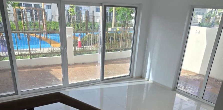Вилла в Дубае, 4 спальни, 170.2м², № 117706