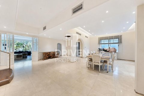 Villa en Falcon City of Wonders, Dubai, 5 dormitorios, 1064.85 m², № 140220 - foto 5