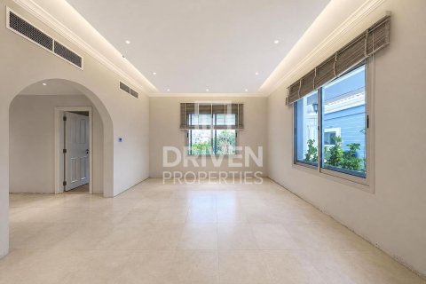 Villa en Falcon City of Wonders, Dubai, 5 dormitorios, 1064.85 m², № 140220 - foto 4