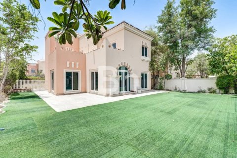 Villa in Dubai Sports City, Dubai 6 bedrooms, 298 sq.m. № 57172 - photo 1