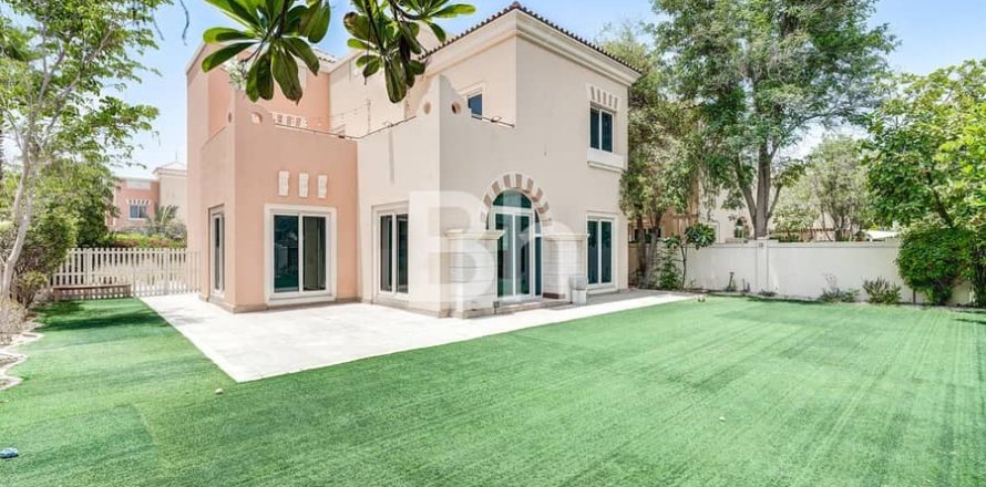 Villa in Dubai Sports City, Dubai 6 bedrooms, 298 sq.m. № 57172