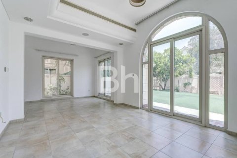 Villa in Dubai Sports City, Dubai 6 bedrooms, 298 sq.m. № 57172 - photo 18