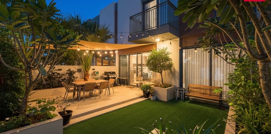 Townhouse in Dubai 3 bedrooms, 180 sq.m. № 133143
