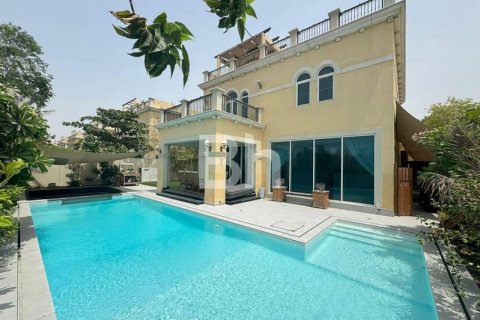 Villa in Jumeirah Park, Dubai 4 bedrooms, 600 sq.m. № 57648 - photo 1