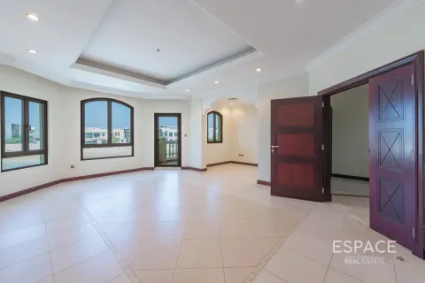 Villa in Palm Jumeirah, Dubai 4 bedrooms, 465 sq.m. № 122530 - photo 9