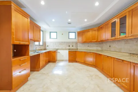 Villa in Palm Jumeirah, Dubai 4 bedrooms, 465 sq.m. № 122530 - photo 4