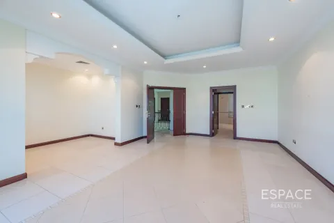 Villa in Palm Jumeirah, Dubai 4 bedrooms, 465 sq.m. № 122530 - photo 8