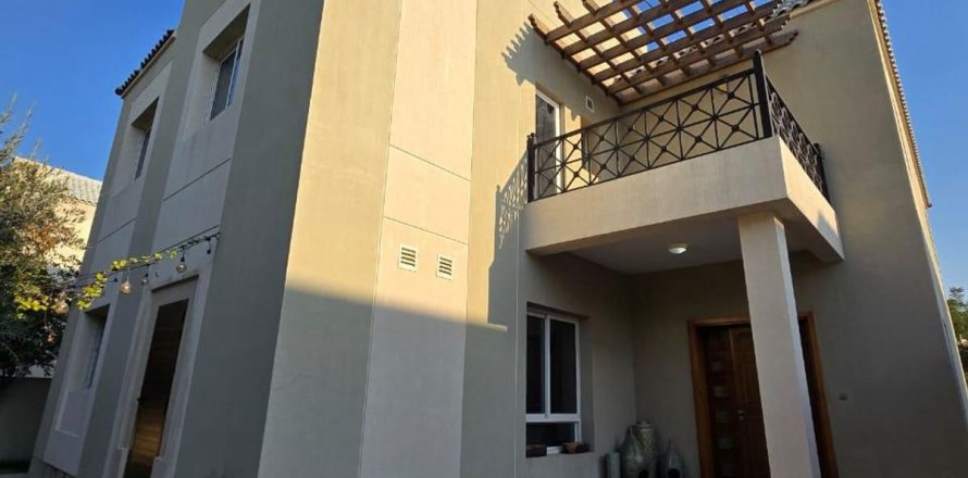 Villa in Dubai 5 bedrooms, 684.2 sq.m. № 124290