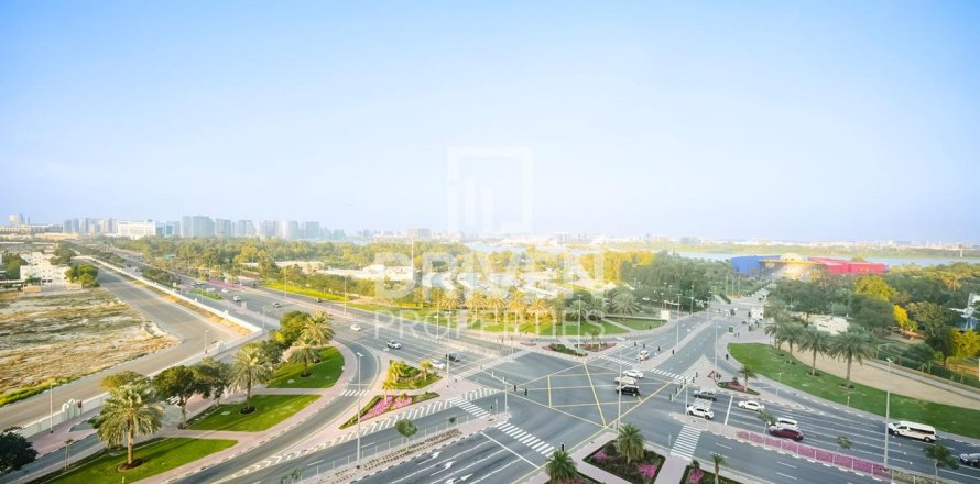 Commercial property in Bur Dubai, Dubai 1 bedroom, 105 sq.m. № 65743