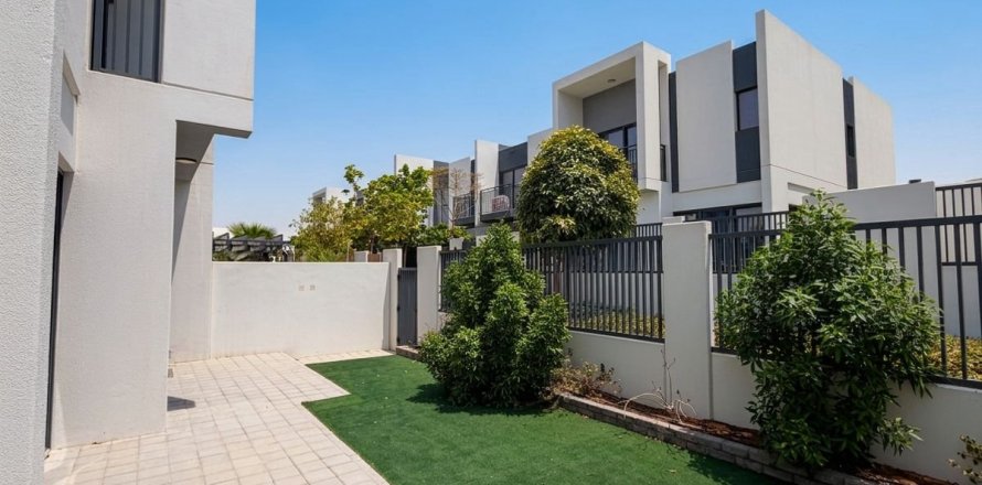Townhouse in Dubai 4 bedrooms, 242.5 sq.m. № 137568