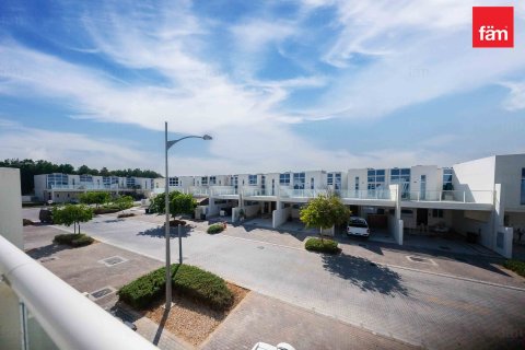 Снять в аренду таунхаус в Дубае: 4 спальни, 174.7м², № 71603 - фото 1