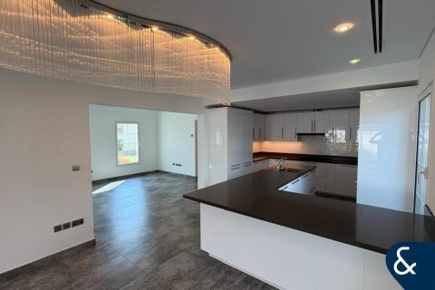 Villa in Jumeirah Village Triangle, Dubai 3 bedrooms, 675 sq.m. № 98372 - photo 6