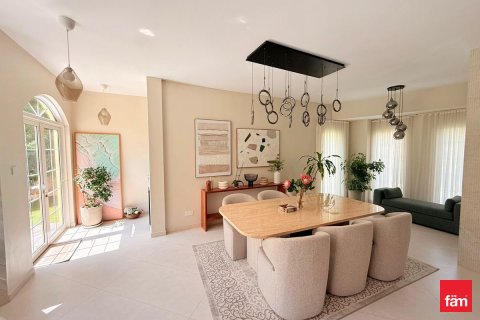 Villa en Dubai, 5 dormitorios, 529.6 m², № 55704 - foto 1