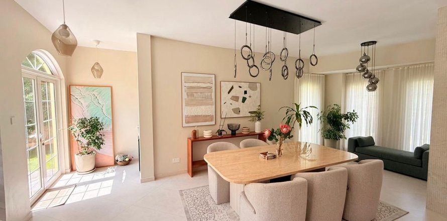 Villa en Dubai, 5 dormitorios, 529.6 m², № 55704