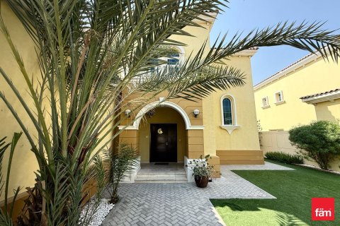 Villa en Dubai, 3 dormitorios, 526.8 m², № 58374 - foto 1