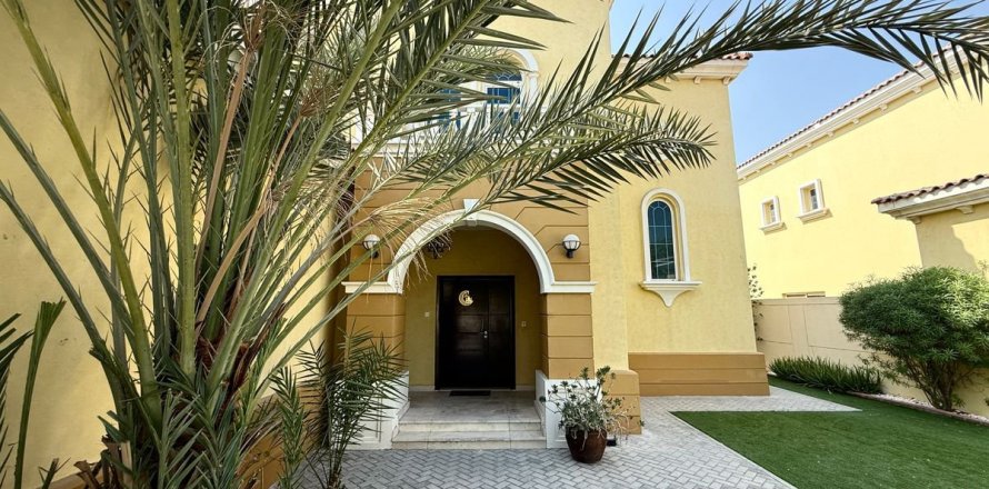 Villa en Dubai, 3 dormitorios, 526.8 m², № 58374