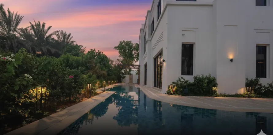 Villa in Dubai 5 bedrooms, 1256 sq.m. № 93074