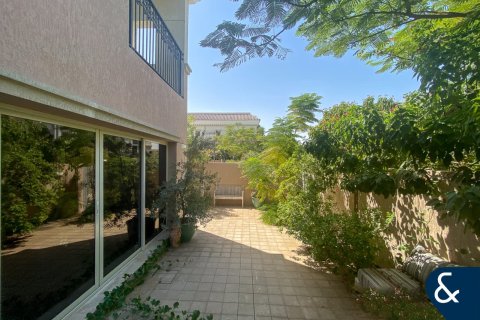 Купить таунхаус в Джумейра Гольф Эстейтс, Дубай: 3 спальни, 179м², № 75382 - фото 2
