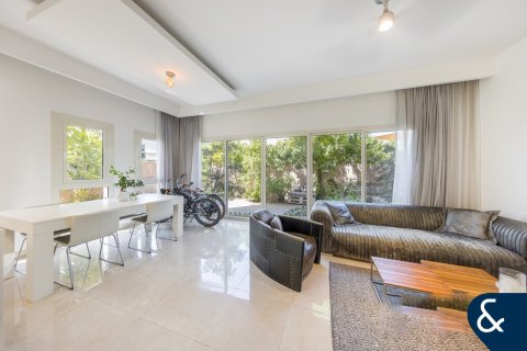 Купить таунхаус в Джумейра Гольф Эстейтс, Дубай: 3 спальни, 179м², № 75382 - фото 4