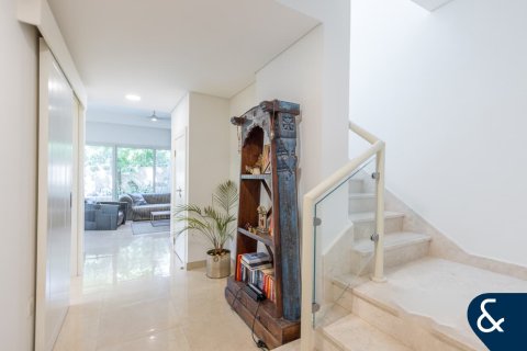 Купить таунхаус в Джумейра Гольф Эстейтс, Дубай: 3 спальни, 179м², № 75382 - фото 3