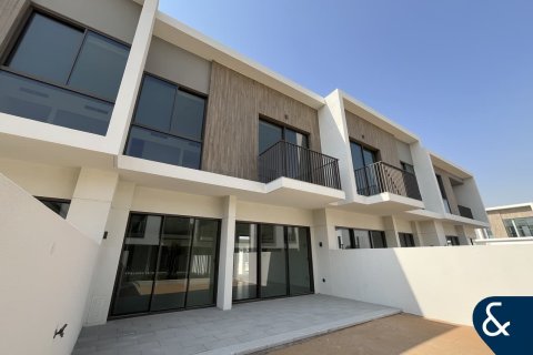 Снять в аренду виллу в The Valley, Дубай: 3 спальни, 174м², № 76470 - фото 1