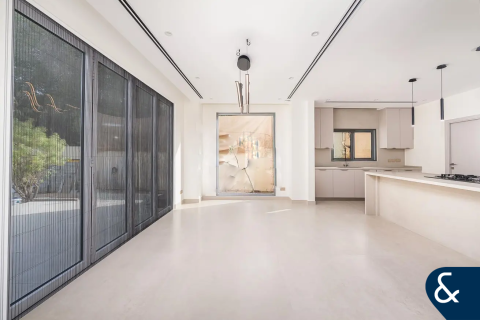 Villa in Meadows, Dubai 4 bedrooms, 553 sq.m. № 76471 - photo 2