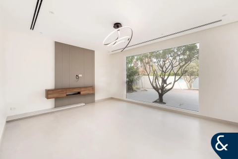 Villa in Meadows, Dubai 4 bedrooms, 553 sq.m. № 76471 - photo 1