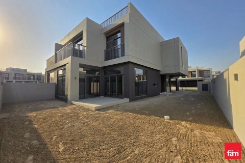 Снять в аренду виллу в Дубае: 4 спальни, 368.2м², № 71572 - фото 1