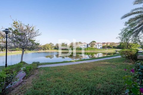 Villa in Jumeirah Islands, Dubai 4 bedrooms, 819 sq.m. № 57310 - photo 16