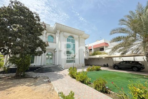 Villa in Jumeirah, Dubai 5 bedrooms, 929 sq.m. № 57818 - photo 2