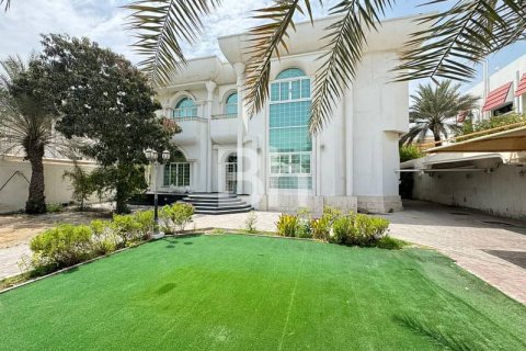 Villa in Jumeirah, Dubai 5 bedrooms, 929 sq.m. № 57818 - photo 1