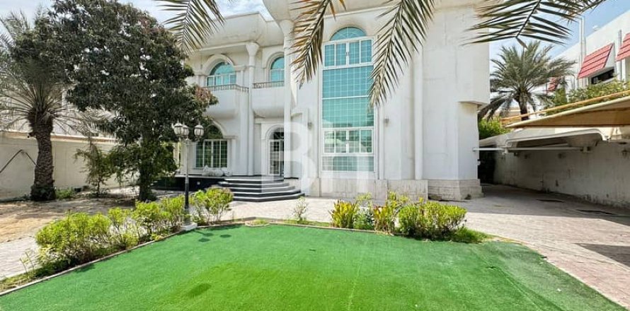 Villa in Jumeirah, Dubai 5 bedrooms, 929 sq.m. № 57818