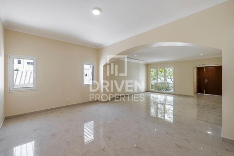 Снять в аренду виллу в Meadows, Дубай: 4 спальни, 385м², № 64698 - фото 1