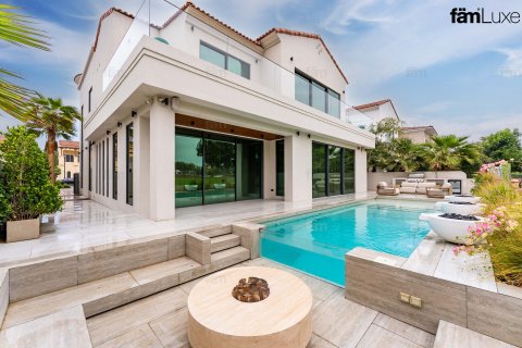Villa en Dubai, 5 dormitorios, 711.6 m², № 97811