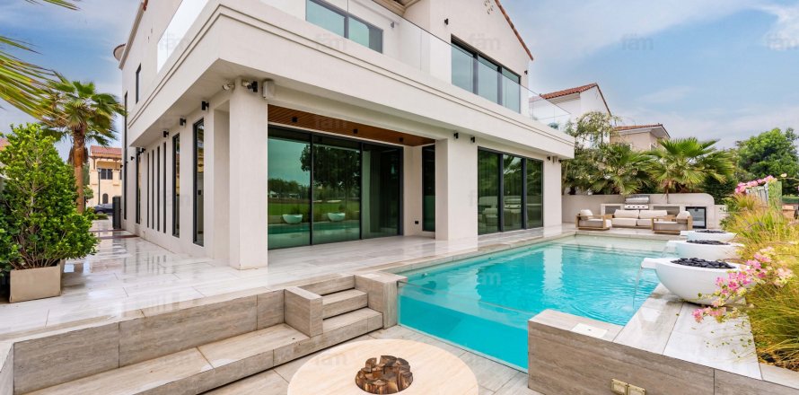 Villa en Dubai, 5 dormitorios, 711.6 m², № 97811