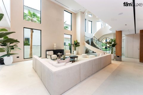 Villa en Dubai, 5 dormitorios, 711.6 m², № 97811 - foto 3
