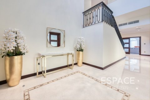 Villa in Palm Jumeirah, Dubai 5 bedrooms, 496 sq.m. № 61905 - photo 6
