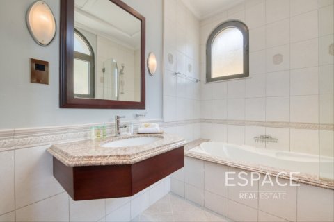 Villa in Palm Jumeirah, Dubai 5 bedrooms, 496 sq.m. № 61905 - photo 12