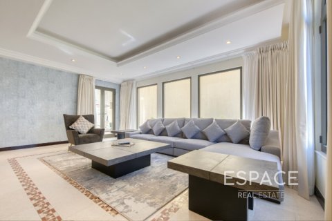 Villa in Palm Jumeirah, Dubai 5 bedrooms, 496 sq.m. № 61905 - photo 3