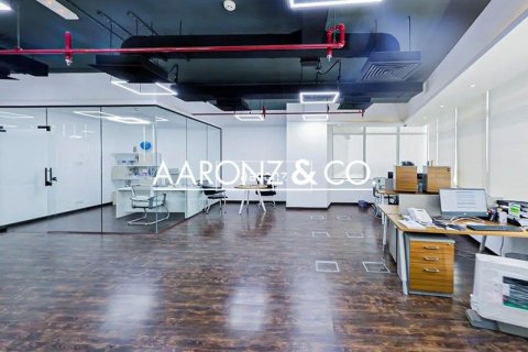 Office in Jumeirah Lake Towers, Dubai 117.8 sq.m. № 78385 - photo 2