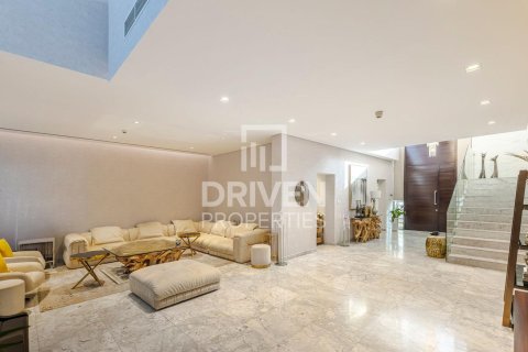 Снять в аренду виллу в District One, Мохаммед Бин Рашид Сити, Дубай: 4 спальни, 594м², № 20365 - фото 1