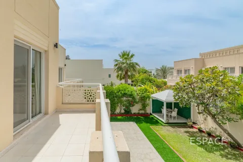 Снять в аренду виллу в Meadows, Дубай: 4 спальни, 563м², № 62299 - фото 16