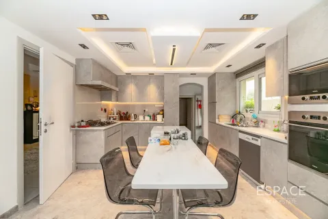 Снять в аренду виллу в Meadows, Дубай: 4 спальни, 563м², № 62299 - фото 4