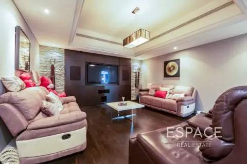 Villa in Victory Heights, Dubai Sports City, Dubai 5 bedrooms, 539 sq.m. № 122423 - photo 9